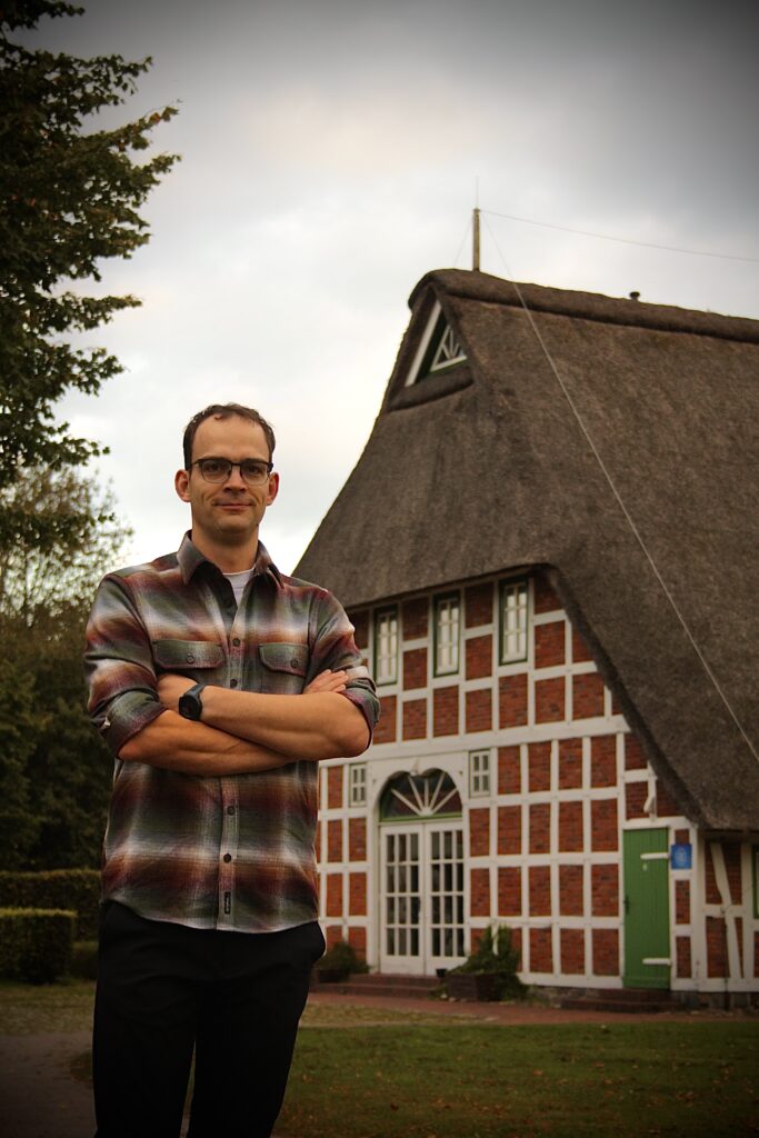 Elektromeister Christian Klose vor dem Bördehaus in Lamstedt